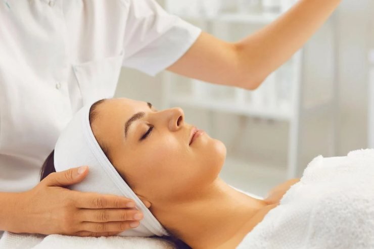 Dermal Clinician with a patient during a skin consultation at Evolve Skin Clinic